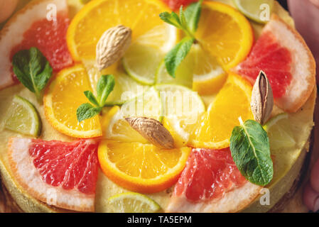 Matières gâteau d'agrumes avec le pamplemousse, l'orange, de lime et de citron à l'aide d'écrous et de menthe. Dessert d'été en bonne santé. Sans gluten, pas de la nourriture vegan Banque D'Images