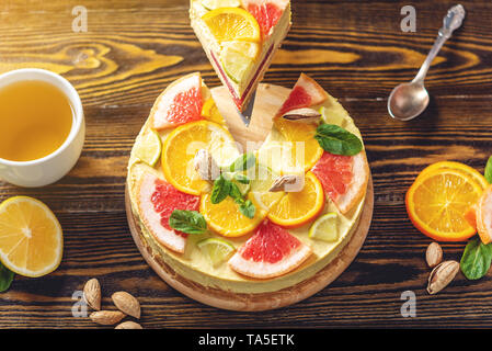 Matières gâteau d'agrumes avec le pamplemousse, l'orange, de lime et de citron à l'aide d'écrous et de menthe. Dessert d'été en bonne santé. Sans gluten, pas de la nourriture vegan Banque D'Images