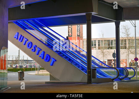 L'escalier roulant, VW Autotown, Wolfsbourg, Basse-Saxe, Allemagne, Rolltreppe, l'Autostadt VW, Niedersachsen, Deutschland Banque D'Images