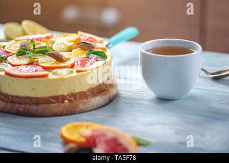 Matières gâteau d'agrumes avec le pamplemousse, l'orange, de lime et de citron à l'aide d'écrous et de menthe. Dessert d'été frais. Sans gluten, pas de la nourriture vegan Banque D'Images