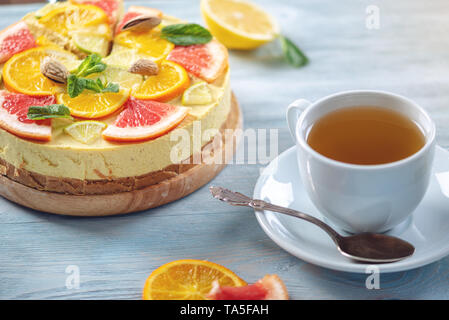 Matières gâteau d'agrumes avec le pamplemousse, l'orange, de lime et de citron à l'aide d'écrous et de menthe. Dessert d'été frais. Sans gluten, pas de la nourriture vegan Banque D'Images