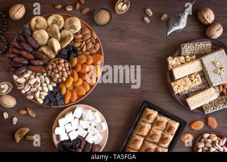 Assortiment, ensemble de l'Est de l'arabe, le Turc, bonbons, fruits secs sur la table en bois, vue du dessus, une télévision. Maison de vacances traditionnelle du Moyen-Orient swee Banque D'Images
