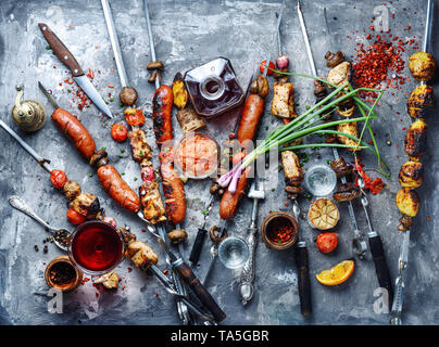 Assortiment de grillades, brochettes, saucisses et légumes grillés Banque D'Images