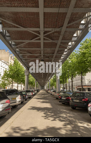 France, Paris, 2019 - 04, Boulevard de Grenelle, au-dessous de la ligne de métro Bir Hakeim 6 à Paris, la zone est devenue un parking gratuit, le nom de la stat Banque D'Images