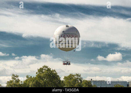 Le Ballon Generali est un ballon hélium captif, utilisé comme attraction touristique et le soutien publicitaire. Installé à Paris depuis 1999 dans le Parc André- Banque D'Images