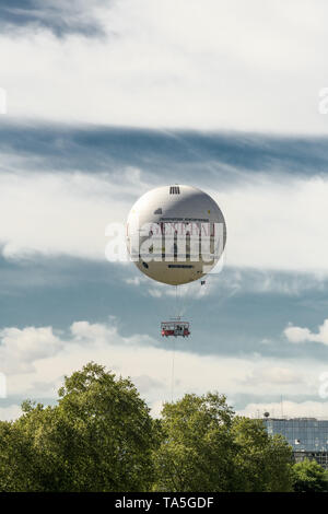 Le Ballon Generali est un ballon hélium captif, utilisé comme attraction touristique et le soutien publicitaire. Installé à Paris depuis 1999 dans le Parc André- Banque D'Images