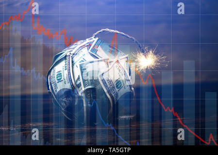 L'argent comme de la dynamite, bombe de centaines de dollars avec une mèche brûlant avec des tableaux sur fond bleu. En attente de l'explosion de marchés d'investissements Banque D'Images