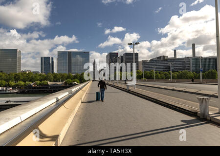 France, Paris, 2019 - 04, entre la gare terminus Gare de Lyon et la gare d'Austerlitz. Le pont Charles de Gaulle moderne offre une belle Banque D'Images