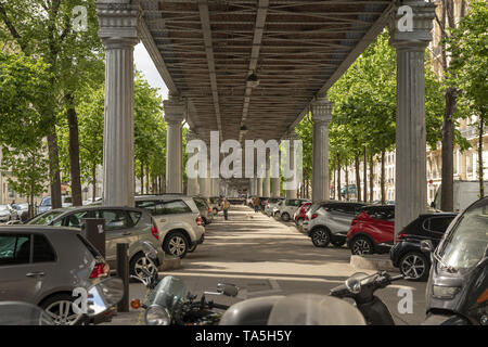 France, Paris, 2019 - 04, Boulevard de Grenelle, au-dessous de la ligne de métro Bir Hakeim 6 à Paris, la zone est devenue un parking gratuit, le nom de la stat Banque D'Images