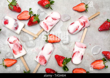 Sucettes glacées faites maison avec des fraises, des sucettes glacées sur des bâtons, haut Vue, télévision lay Banque D'Images