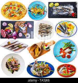 De savoureux plats différents avec des maquereaux et sardines à assiettes isolé sur fond blanc Banque D'Images