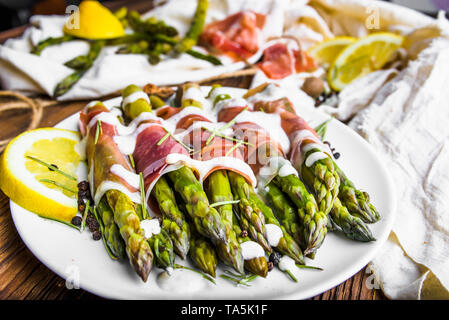 Asperges grillées avec de la viande. Des tapas sur la plaque. Banque D'Images