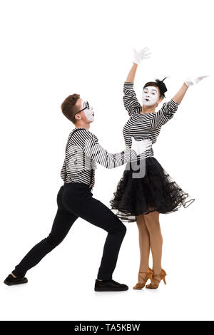 Portrait en pied de mimes en chemises à rayures. L'homme et de la femme habillée en tant qu'acteurs de la pantomime theatre isolé sur fond blanc Banque D'Images