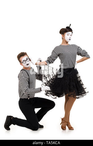 Smiling mimes en chemises à rayures. femme offensé et demande de pardon isolé sur fond blanc Banque D'Images