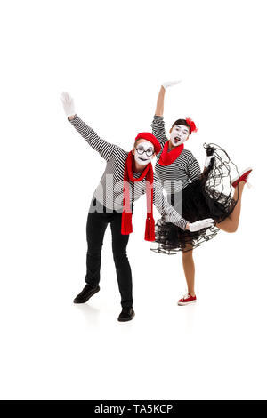 Mimes d'shirts. Les hommes et les femmes des mimes danse avec les bras grand ouvert isolé sur fond blanc Banque D'Images