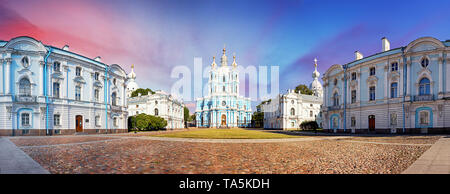 Saint Petersburg, vue de la cathédrale Smolny, la Russie. Panorama au coucher du soleil. Banque D'Images