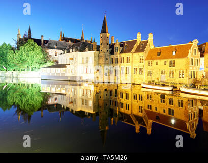 Belgique - centre historique de Bruges, vue sur la rivière. Brugge vieux bâtiments reflétant dans l'eau du canal. Banque D'Images