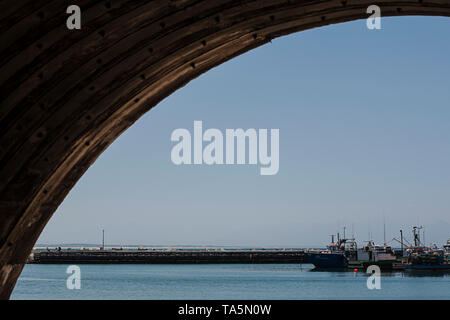 Scène de port avec les chalutiers de pêche Banque D'Images