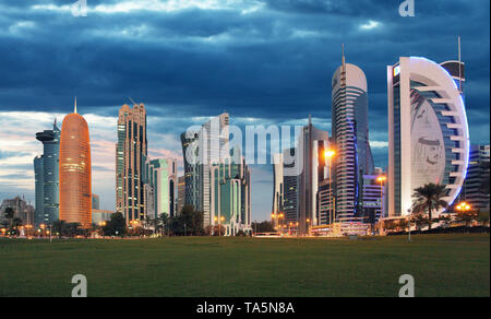 Centre-ville de Doha sur les toits de la ville dans la nuit, au Qatar Banque D'Images