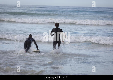 Père et fils avec surf surfboard in sea Banque D'Images