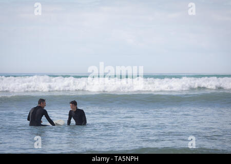 Père et fils surf avec surf dans la mer Banque D'Images