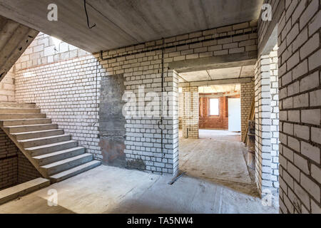 Intérieur vide à l'interne, sans réparer avec des murs de briques de silicate blanc Banque D'Images