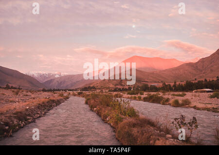 Vue sur la cordillère des Andes comme vu à partir de la vigogne dans la vallée d'Elqui au coucher du soleil lever du soleil au Chili Banque D'Images