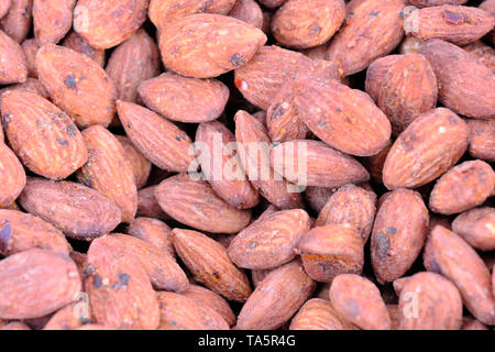 Amandes grillées enrobées de divers ingrédients en close-up, macro Banque D'Images