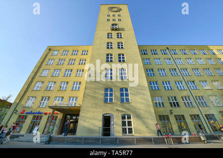 Watch Tower, Carossa hébergement, ancien terminal de l'aviation, le travail de terrain Streitstrasse Crochet crochet LGW, champ, Spandau, Berlin, Allemagne, Uhrenturm, Caross Banque D'Images