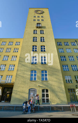 Watch Tower, Carossa hébergement, ancien terminal de l'aviation, le travail de terrain Streitstrasse Crochet crochet LGW, champ, Spandau, Berlin, Allemagne, Uhrenturm, Caross Banque D'Images