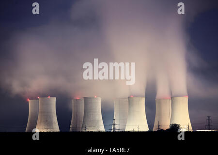 Nuclear power plant par nuit Banque D'Images