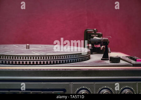 Ancien record player sur fond rouge Banque D'Images