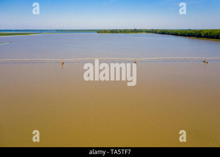 Yazoo City, Mississippi - un système d'irrigation à pivot central sur une ferme inondée dans le Delta du Mississippi. Les pluies de printemps lourd a mené à la réalisation largement répandue de flo Banque D'Images