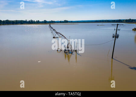 Yazoo City, Mississippi - un système d'irrigation à pivot central sur une ferme inondée dans le Delta du Mississippi. Les pluies de printemps lourd a mené à la réalisation largement répandue de flo Banque D'Images