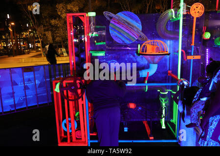 Sydney, Australie. 21 mai 2019. Darling Harbour sera transformé en une ère spatiale future aventure interactive avec la lumière, de la musique et des idées pour divertir et inspirer les visiteurs de tous âges et capacités. Vivid Sydney Lights Tumbalong aire ouverte est de retour avec le soutien de l'accès et l'inclusion partner Cushman & Wakefield. Sur la photo : Spaceballs. Crédit : Richard Milnes/Alamy Live News Banque D'Images