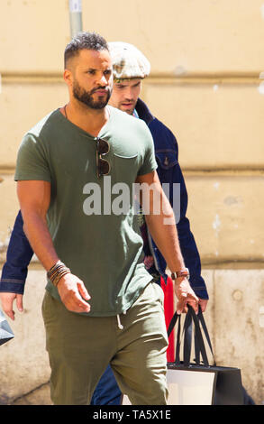 Rome, l'acteur britannique Ricky Whittle, promenades dans les rues de la capitale. Banque D'Images