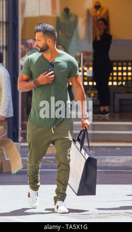 Rome, l'acteur britannique Ricky Whittle, promenades dans les rues de la capitale. Banque D'Images