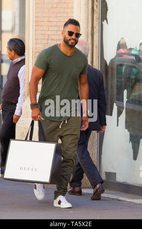 Rome, l'acteur britannique Ricky Whittle, promenades dans les rues de la capitale. Banque D'Images