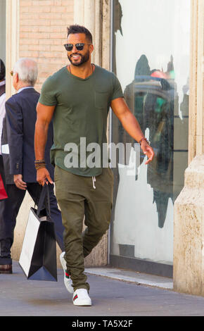 Rome, l'acteur britannique Ricky Whittle, promenades dans les rues de la capitale. Banque D'Images