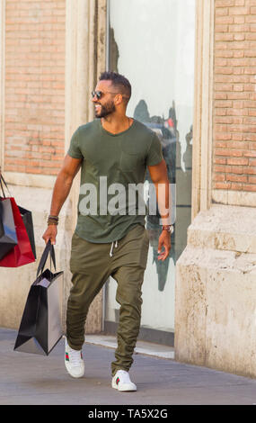 Rome, l'acteur britannique Ricky Whittle, promenades dans les rues de la capitale. Banque D'Images