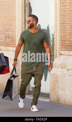 Rome, l'acteur britannique Ricky Whittle, promenades dans les rues de la capitale. Banque D'Images