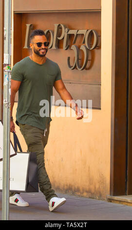 Rome, l'acteur britannique Ricky Whittle, promenades dans les rues de la capitale. Banque D'Images