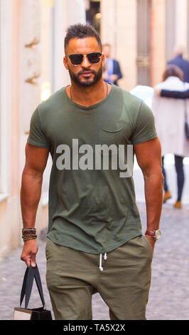 Rome, l'acteur britannique Ricky Whittle, promenades dans les rues de la capitale. Banque D'Images