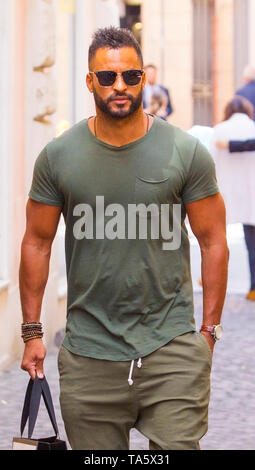 Rome, l'acteur britannique Ricky Whittle, promenades dans les rues de la capitale. Banque D'Images