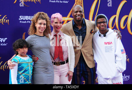 Hollywood, Californie, USA 21 mai 2019 (L-R) Les équipes de Miley, Naomi Burton-Crews, Rebecca King-Crews, l'Acteur Terry Crews et les équipes d'Isaïe assister à la première de Disney 'Aladdin' le 21 mai 2019 à El Capitan Theatre à Hollywood, Californie, USA. Photo de Barry King/Alamy Live News Banque D'Images