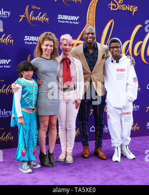 Hollywood, Californie, USA 21 mai 2019 (L-R) Les équipes de Miley, Naomi Burton-Crews, Rebecca King-Crews, l'Acteur Terry Crews et les équipes d'Isaïe assister à la première de Disney 'Aladdin' le 21 mai 2019 à El Capitan Theatre à Hollywood, Californie, USA. Photo de Barry King/Alamy Live News Banque D'Images