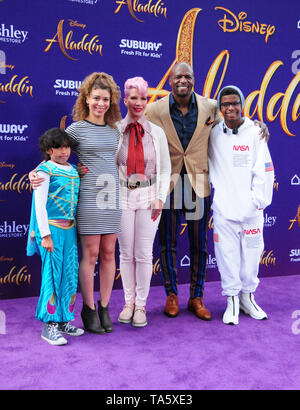 Hollywood, Californie, USA 21 mai 2019 (L-R) Les équipes de Miley, Naomi Burton-Crews, Rebecca King-Crews, l'Acteur Terry Crews et les équipes d'Isaïe assister à la première de Disney 'Aladdin' le 21 mai 2019 à El Capitan Theatre à Hollywood, Californie, USA. Photo de Barry King/Alamy Live News Banque D'Images