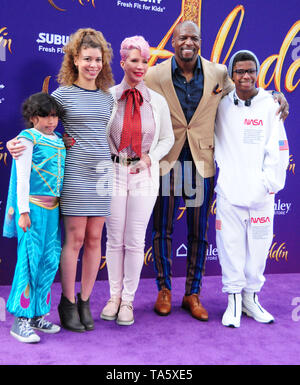 Hollywood, Californie, USA 21 mai 2019 (L-R) Les équipes de Miley, Naomi Burton-Crews, Rebecca King-Crews, l'Acteur Terry Crews et les équipes d'Isaïe assister à la première de Disney 'Aladdin' le 21 mai 2019 à El Capitan Theatre à Hollywood, Californie, USA. Photo de Barry King/Alamy Live News Banque D'Images