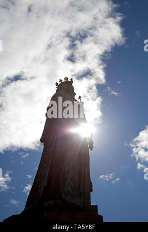 Leith, Edinburgh, UK. 22 mai 2019. Cette année marque le 200e anniversaire de la naissance de la reine Victoria. Cette statue en bronze situé au pied du quartier européen en face de ce qui est maintenant le nouveau Kirkgate Shopping Centre. Sculpté par John Stevenson (Rhind écossais, 1859 - 1937) a dévoilé par Lord Rosebery le 12 octobre 1907. Banque D'Images