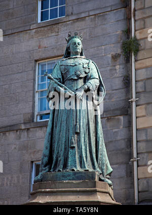 Leith, Edinburgh, UK. 22 mai 2019. Cette année marque le 200e anniversaire de la naissance de la reine Victoria. Cette statue en bronze situé au pied du quartier européen en face de ce qui est maintenant le nouveau Kirkgate Shopping Centre. Sculpté par John Stevenson (Rhind écossais, 1859 - 1937) a dévoilé par Lord Rosebery le 12 octobre 1907. Banque D'Images